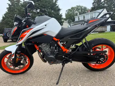 2021 KTM 890 Duke R is a high-performance middleweight naked bike. It has an Adjustable WP Apex susp...