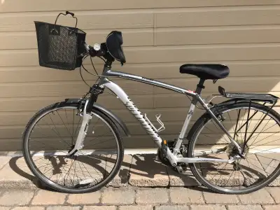Un bicycle hybride avec panier, rack a voyage, porte bouteille, secur cell. 21 vitesses, siège en ge...