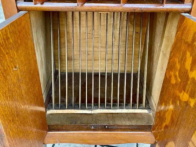 Antique “Columbia” Grafonola (c. 1910;  OAK Casing; Works!) in Other in Mississauga / Peel Region - Image 6