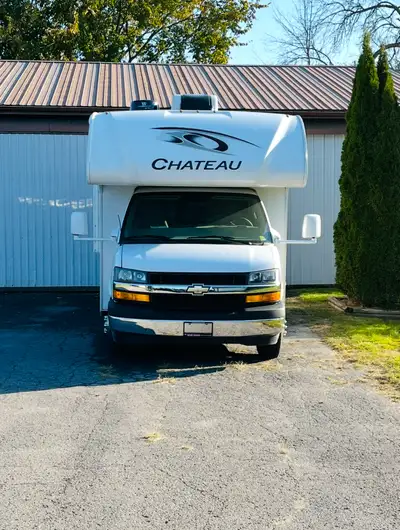 2021 Thor Chateau 22E Class C with 8300 km 24.1ft Bumper to Bumper 4000 watt On. Board Onan Generato...