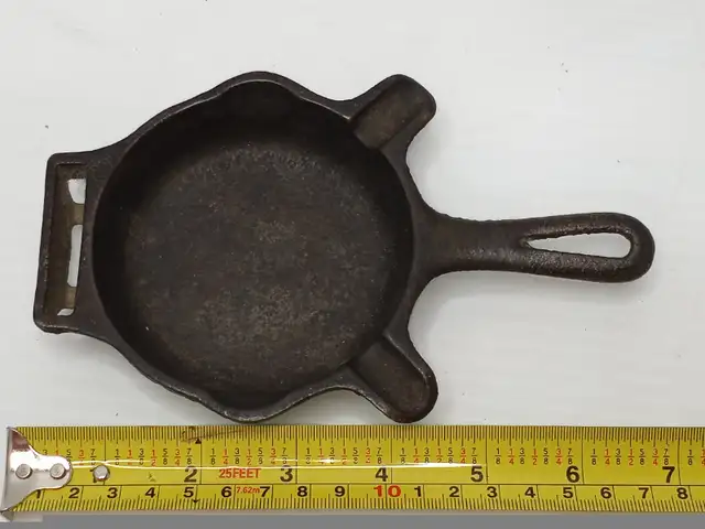 Vintage Griswold Miniature Cast Iron Ashtray Frying Pan in Arts & Collectibles in Kitchener / Waterloo - Image 9