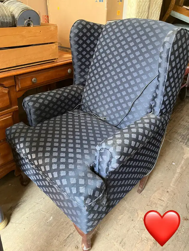 Wingback electric lift chair in Chairs & Recliners in Markham / York Region - Image 2