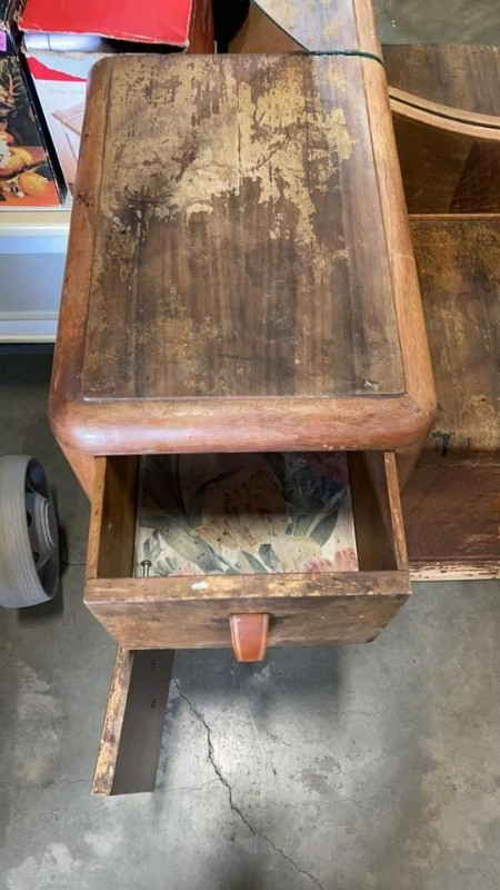 ANTIQUE VANITY DRESSER WITH MIRROR in Dressers & Wardrobes in Delta/Surrey/Langley - Image 3