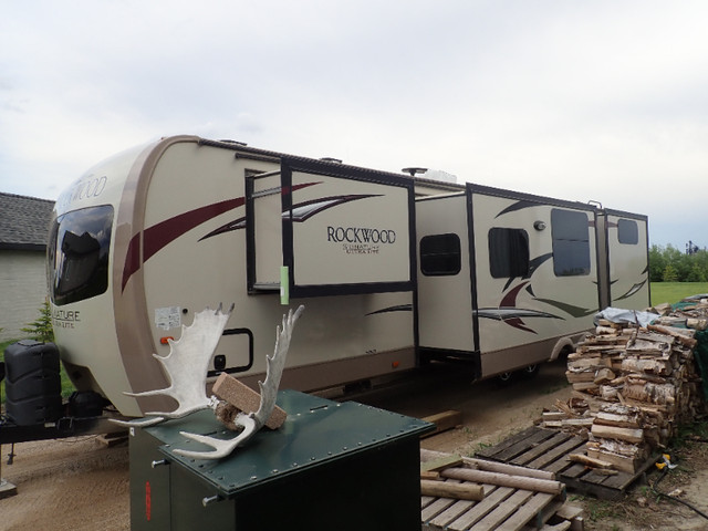 2017 FOREST RIVER ROCKWOOD SIGNATURE ULTRA LITE 8327ss in Travel Trailers & Campers in Regina - Image 3
