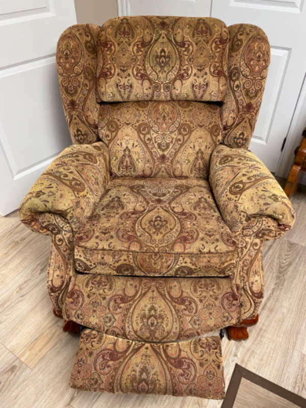 Recliner chair in Chairs & Recliners in Fredericton