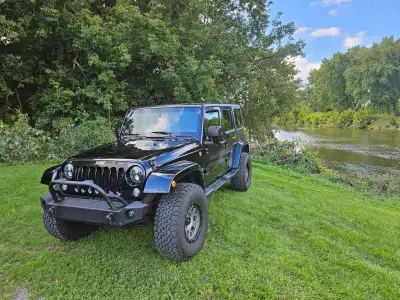 2015 Jeep Wrangler Sahara Unlimited · Truck 135 000 kilos. (kit mopar )excellent état! Pneus 35" 4 s...