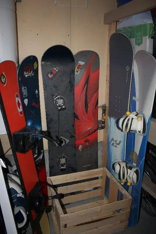 snowboards / downhill ski boots -- kids youth size in Ski in Calgary - Image 6