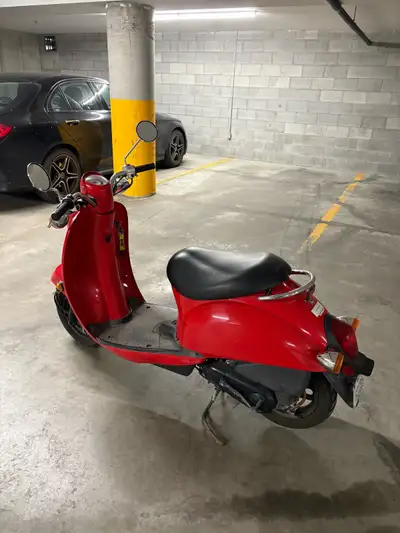 Scooter Honda 50cc métropolitain , nouvelle batterie, nouveau pneu arrière