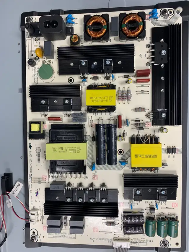 Hisense 65R6107 65” TV in TVs in West Island - Image 2