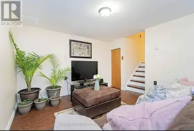 Intersection Dixie and Clark blvd, Master bedroom for rent. Females only. Room can be shared by two...