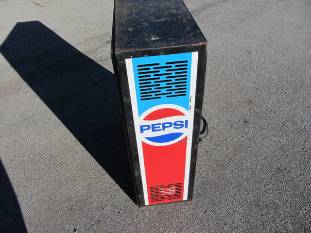 Vintage Pepsi Diet Pepsi Vending Machine Wall Mounted in Arts & Collectibles in Oakville / Halton Region - Image 4