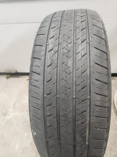 04 Pneus bridgestone en bon état de taille: 235/60R18 103H