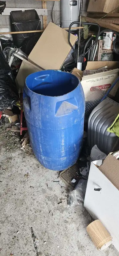 No lid, heavy duty thick plastic. It's got side handles 55 gallon 870 lbs capacity. 210 litres. $30...