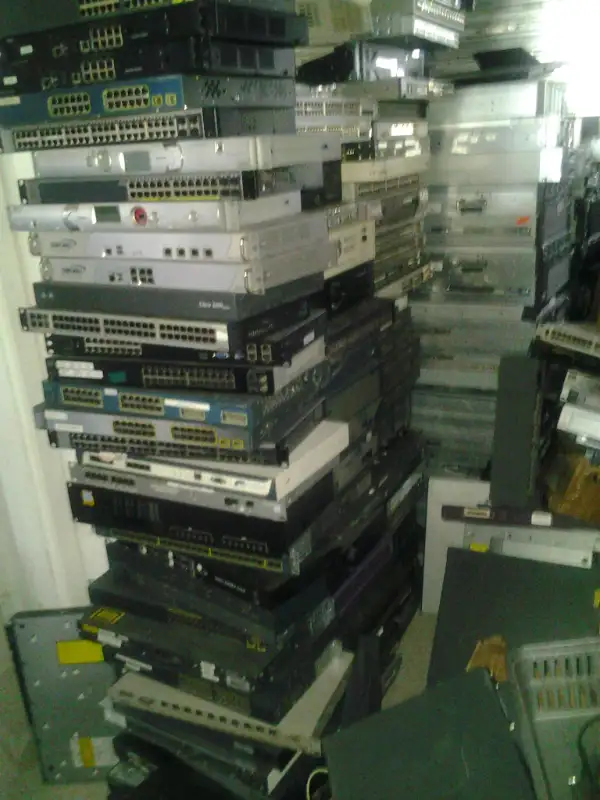 server rack 42u rm console $99 kvm $99 ups$99 900+pc MAC laptops in Other in City of Montréal - Image 5