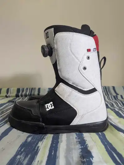 Size 10 DC Snowboard Boots – Excellent Condition Selling my DC Boa snowboard boots in black, white,...