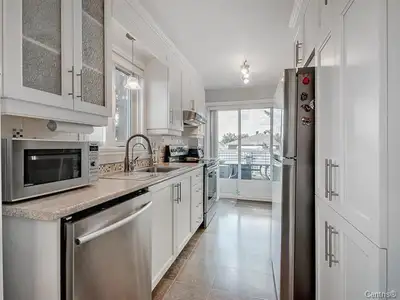 Bel appartement spacieux et lumineux situé au cœur du Vieux-Terrebonne, dans un secteur charmant, tr...