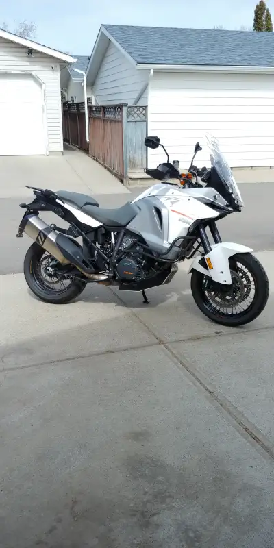 Accident Free. Comes with standard KTM hard side cases, heated grips, heated seats, rider suspension...