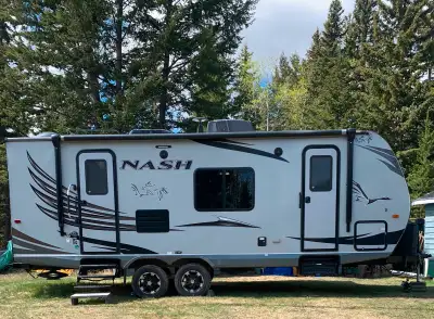 Immaculate 24ft trailer, very lightly used 4 season Nash trailer with slide. Located in 100 Mile Hou...