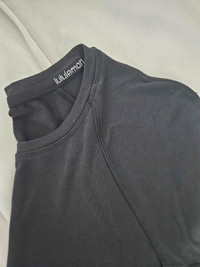 Lululemon size 6 long sleeve with zip up pockets 