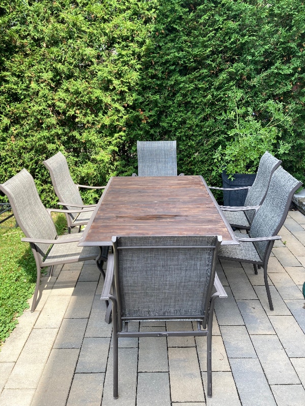 Table patio aluminium et bois et 6 chaises grises Mobilier pour