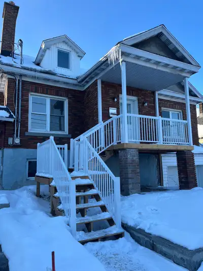 Beau 4 ½ situé en haut d’un duplex dans un quartier familial tranquille, près de tous les services....