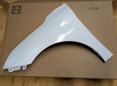 Aile côté gauche chauffeur Neuve dans la boîte Peinture blanc code WAW Erreur de commande Qualité CA...