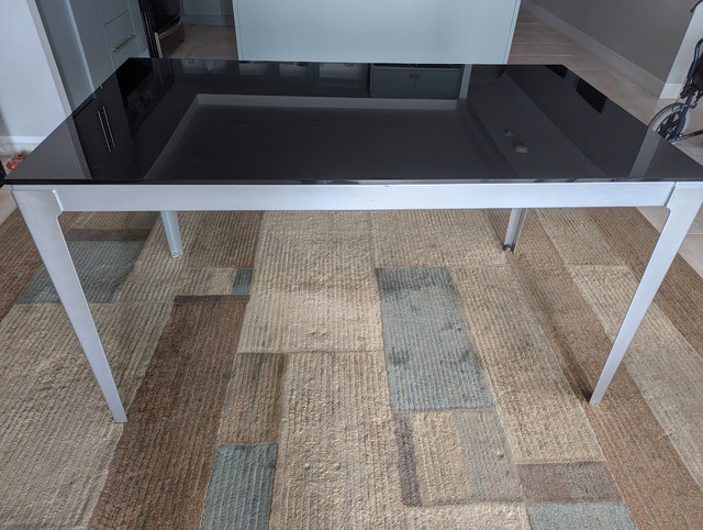 Apartment Size Glass Top Dining Room Table - Extendable in Dining Tables & Sets in City of Toronto