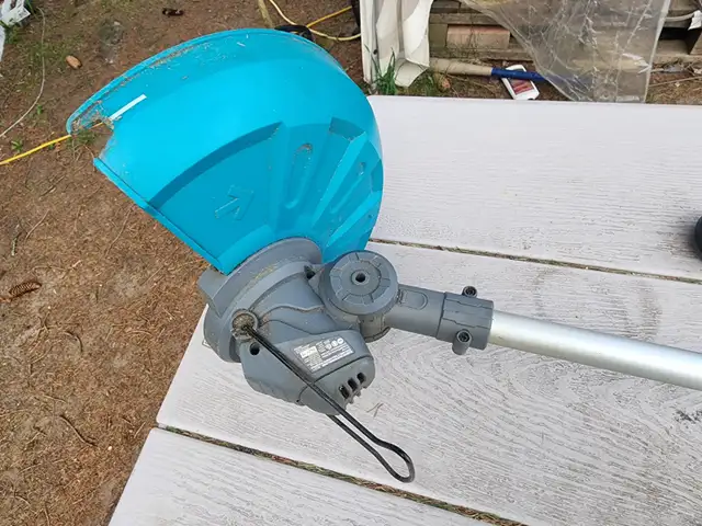 Yardworks 20 V Cordless Telescopic GrassTrimmer Edger Weedwacker in Lawnmowers & Leaf Blowers in Windsor Region - Image 11