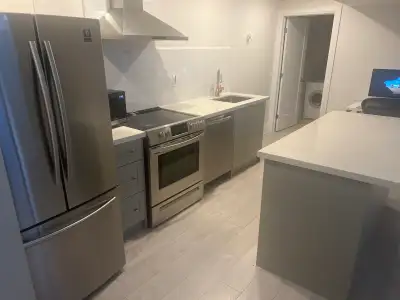 Recently constructed basement apartment. Bright apartment with quartz countertops, steel appliances...