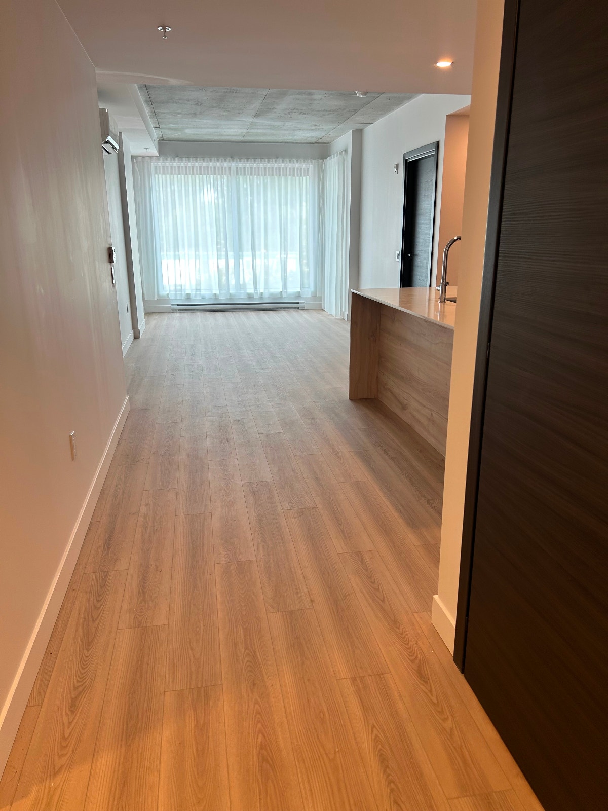 Modern & Spacious 1 Bedroom + Den | 2 Bathrooms | All Inclusive — photo 3