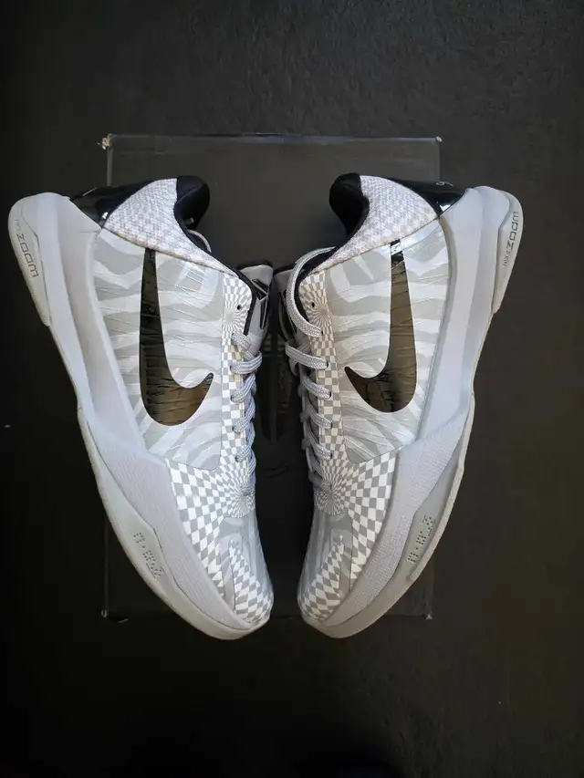 Kobe 5 Zebra size 8 in Men's Shoes in Mississauga / Peel Region - Image 4
