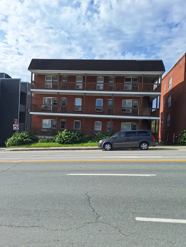 2.5-room apartment, stove and refrigerator included, parking available