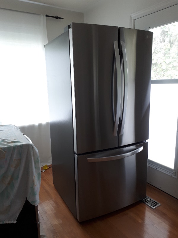 LG fridge, still under warranty Refrigerators Barrie Kijiji
