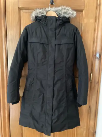 Parka en duvet pour femme de marque The North Face. De couleur noir et taille small. En excellente c...