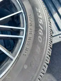 4 pneus Pirelli 235/60 R-18 (5×112), 2 été usure,avec mags alumi