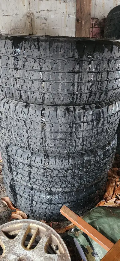 4 pneus Brigestone Dueller A/T 255-65R17 environ 7/32 d'usure, usée égale. 300$