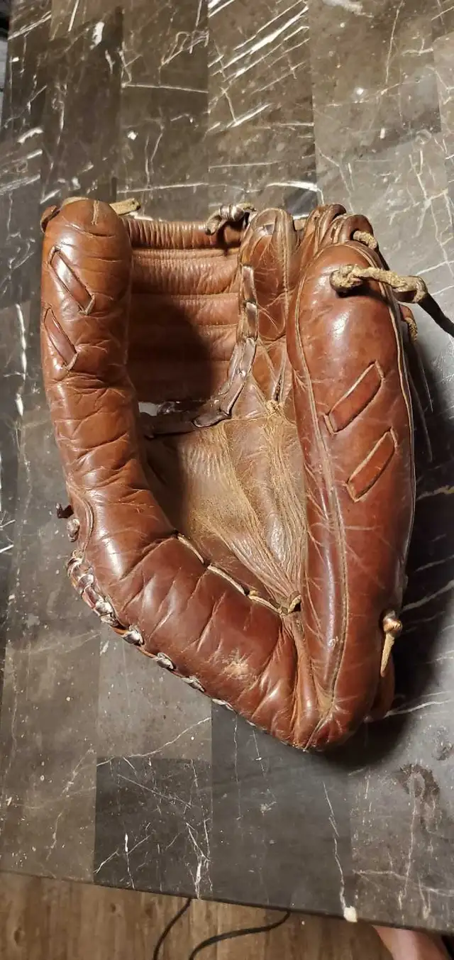 Vintage Leather Baseball Glove in Arts & Collectibles in Barrie - Image 4