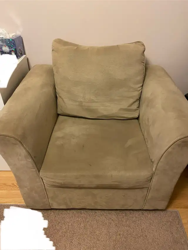 ARMCHAIR in Chairs & Recliners in Markham / York Region - Image 2