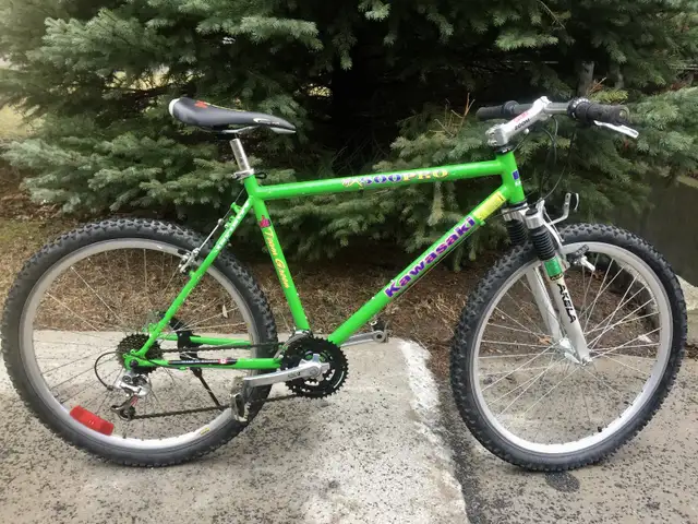 Beau Vélo de montagne Kawasaki, presque neuf avec accessoires in Mountain in City of Montréal - Image 3