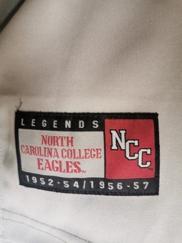 Vintage rare North Carolina eagles throwback jersey dans Art et objets de collection  à Région de Mississauga/Peel - Image 3