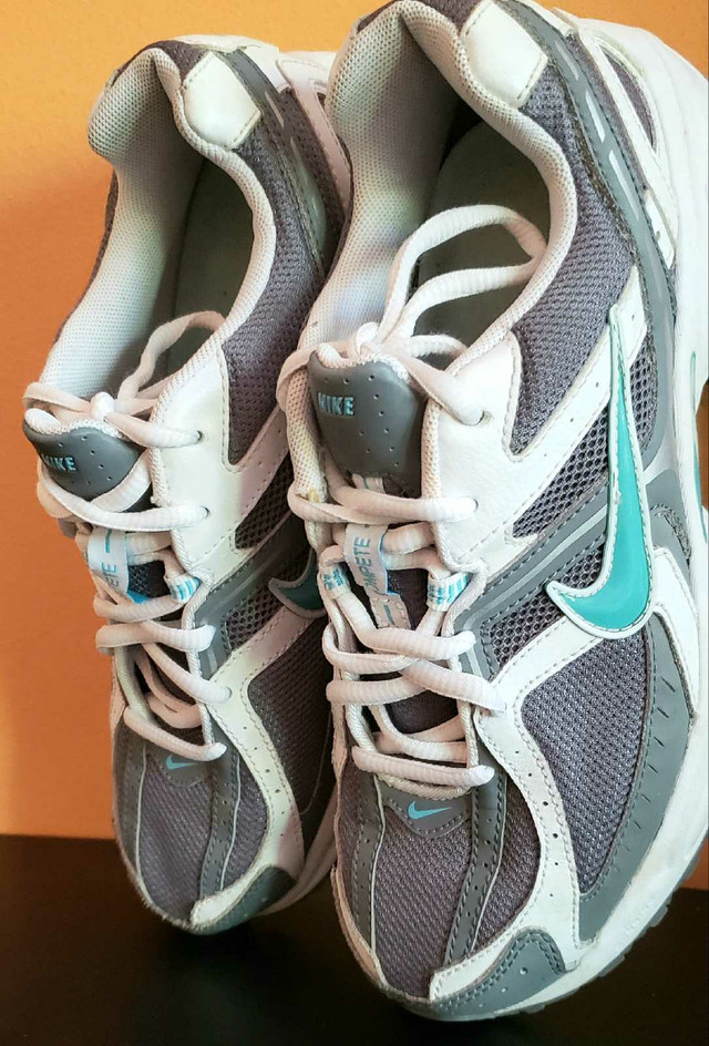 Chaussure Nike Run taille 7.5 USA. Femme. excellent état dans Femmes - Chaussures  à Ville de Montréal - Image 2