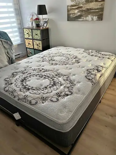 Matelas Queen très propre, bon état, View more