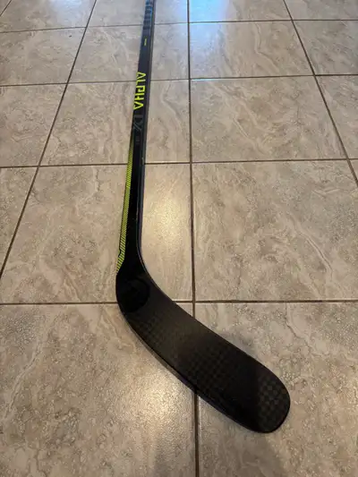 Selling 1 x new right handed Warrior Alpha LX 20 hockey stick. Stick has the following spec: -senior...