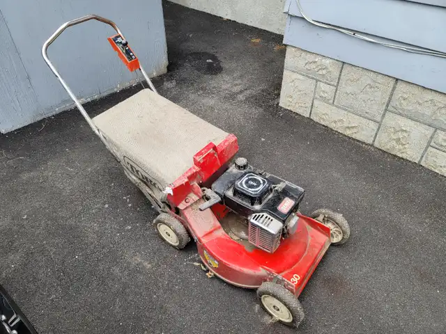 Toro 530 Push Gas Lawnmower in Lawnmowers & Leaf Blowers in Regina - Image 3