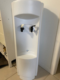 Water dispenser with hot and cold