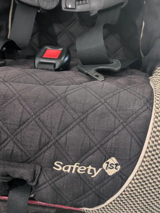 Child safety seat. Safety1st. in Strollers, Carriers & Car Seats in Kitchener / Waterloo - Image 5