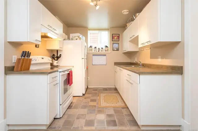 Furnished, renovated Garden Suite in Fairfield Gonzales Victoria in British Columbia in Canada - Image 6