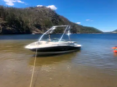 Beat the spring rush and be ready for the first hot weekend on the lake. This 2007 Sea Ray Sport 185...