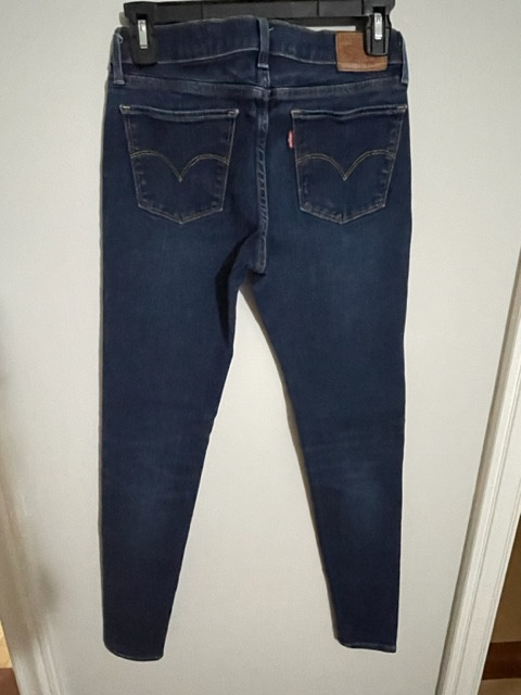 Women jeans Levi's Premium 710 super skinny/ super filiforme dans Femmes - Pantalons et shorts  à Ouest de l’Île - Image 4