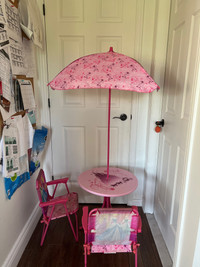 Ensemble table pour enfants, chaises et parasol